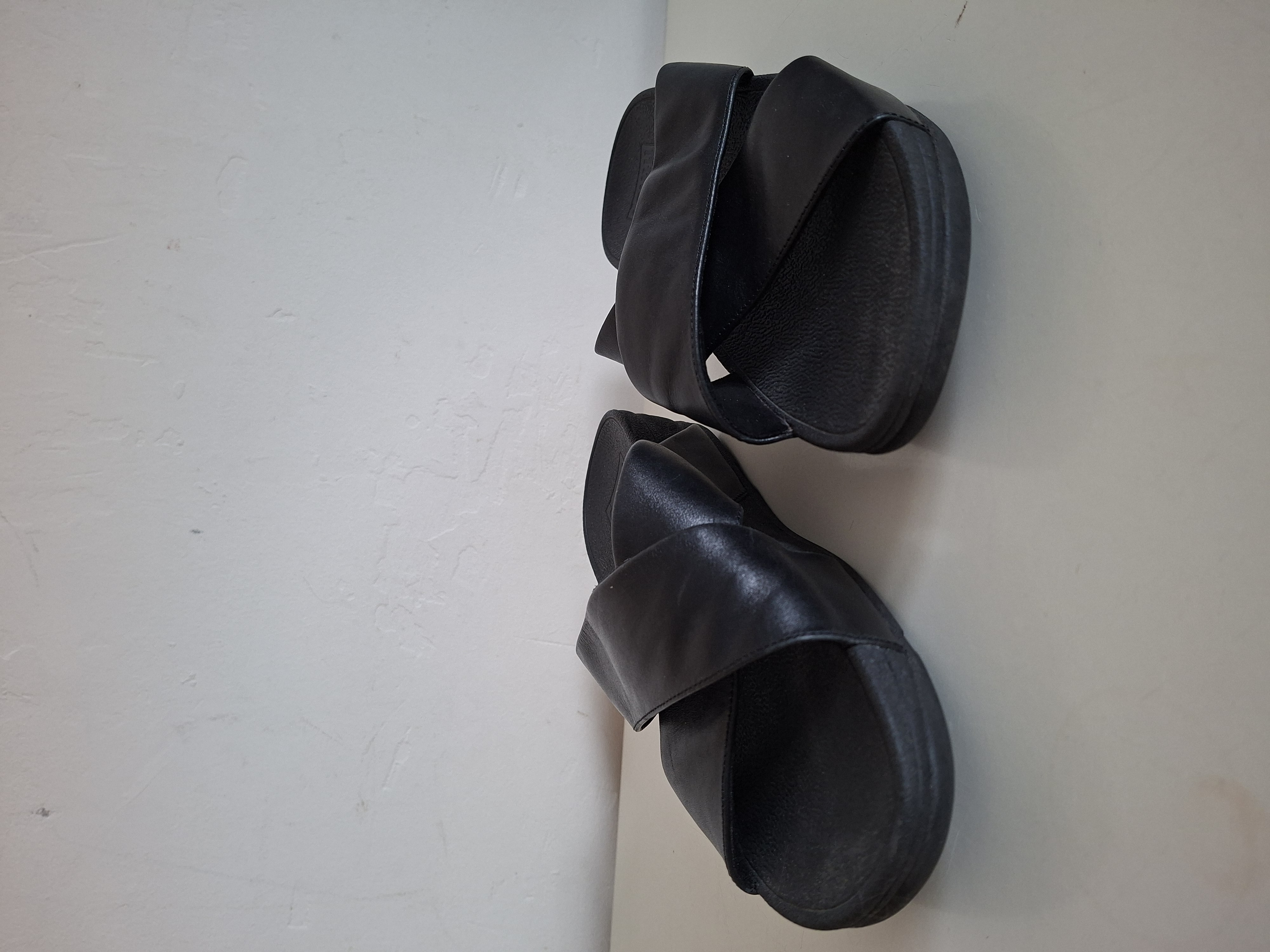 FitFlop zwarte leren slippers met gekruiste bandjes - maat 37 (25.)