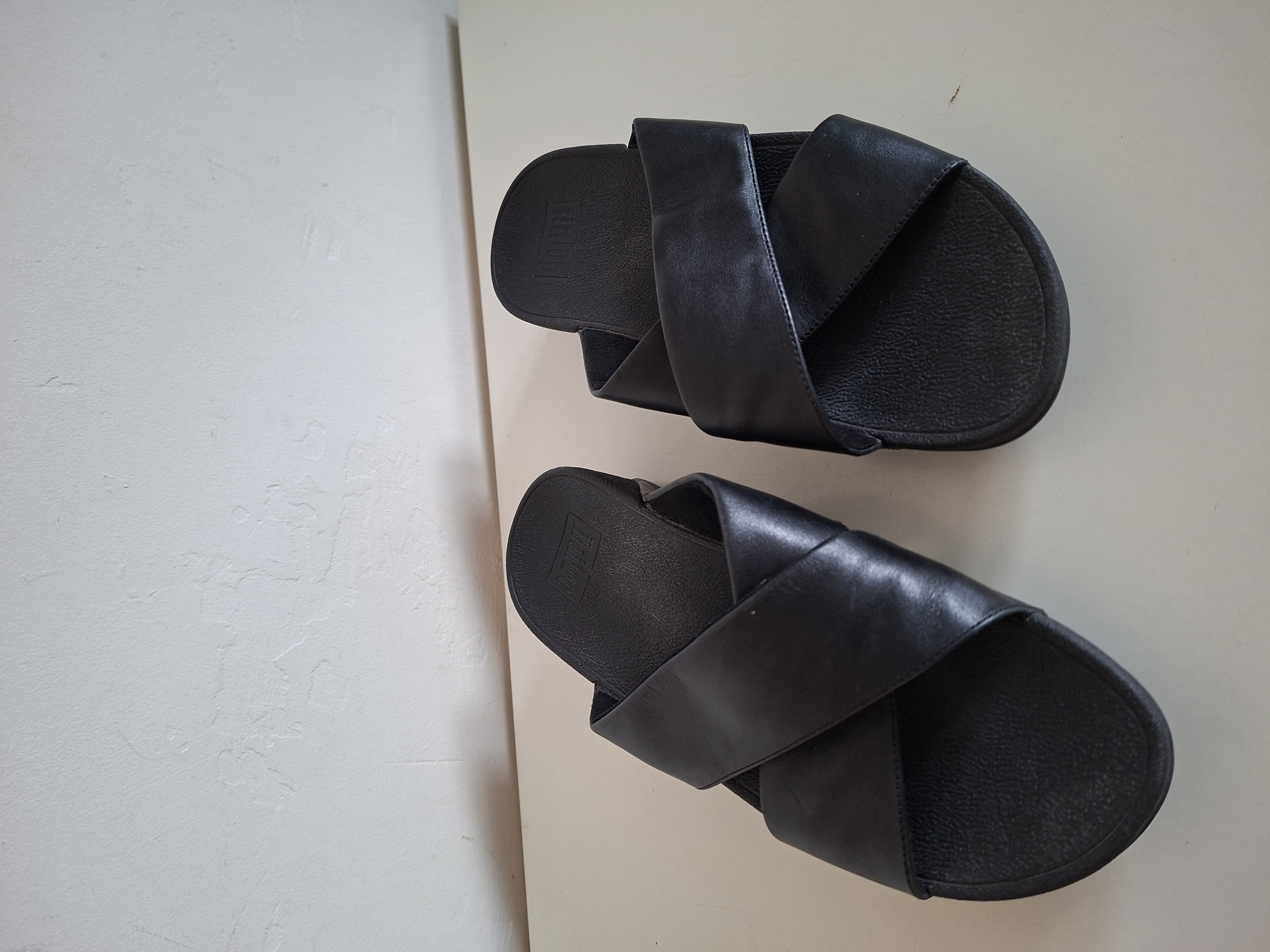 FitFlop zwarte leren slippers met gekruiste bandjes - maat 37 (25.)