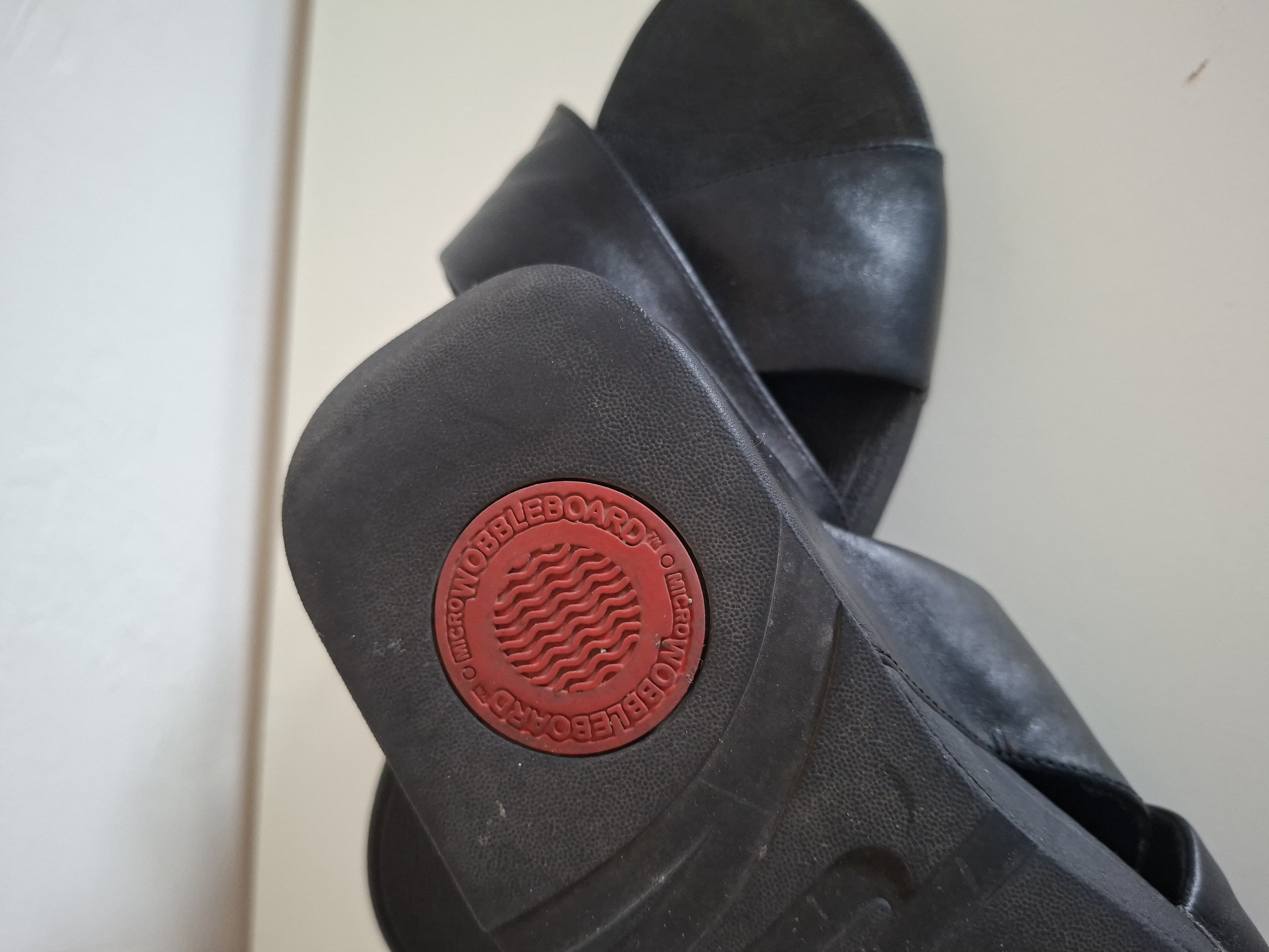 FitFlop zwarte leren slippers met gekruiste bandjes - maat 37 (25.)