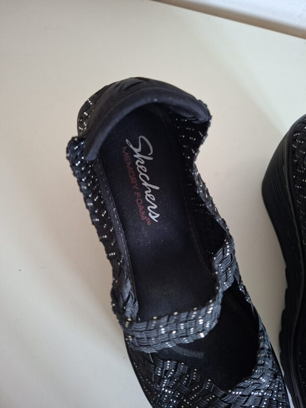 20260123_133019 Skechers zwarte gevlochten ballerina's met open teen - maat 38 (28.)