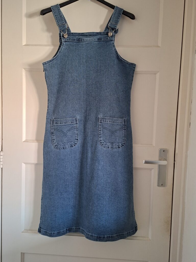 Denim tuinjurk met verstelbare bandjes - maat M (57.)