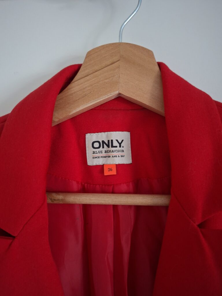 ONLY felrode blazer met ritsdetails - maat 36 (114.)