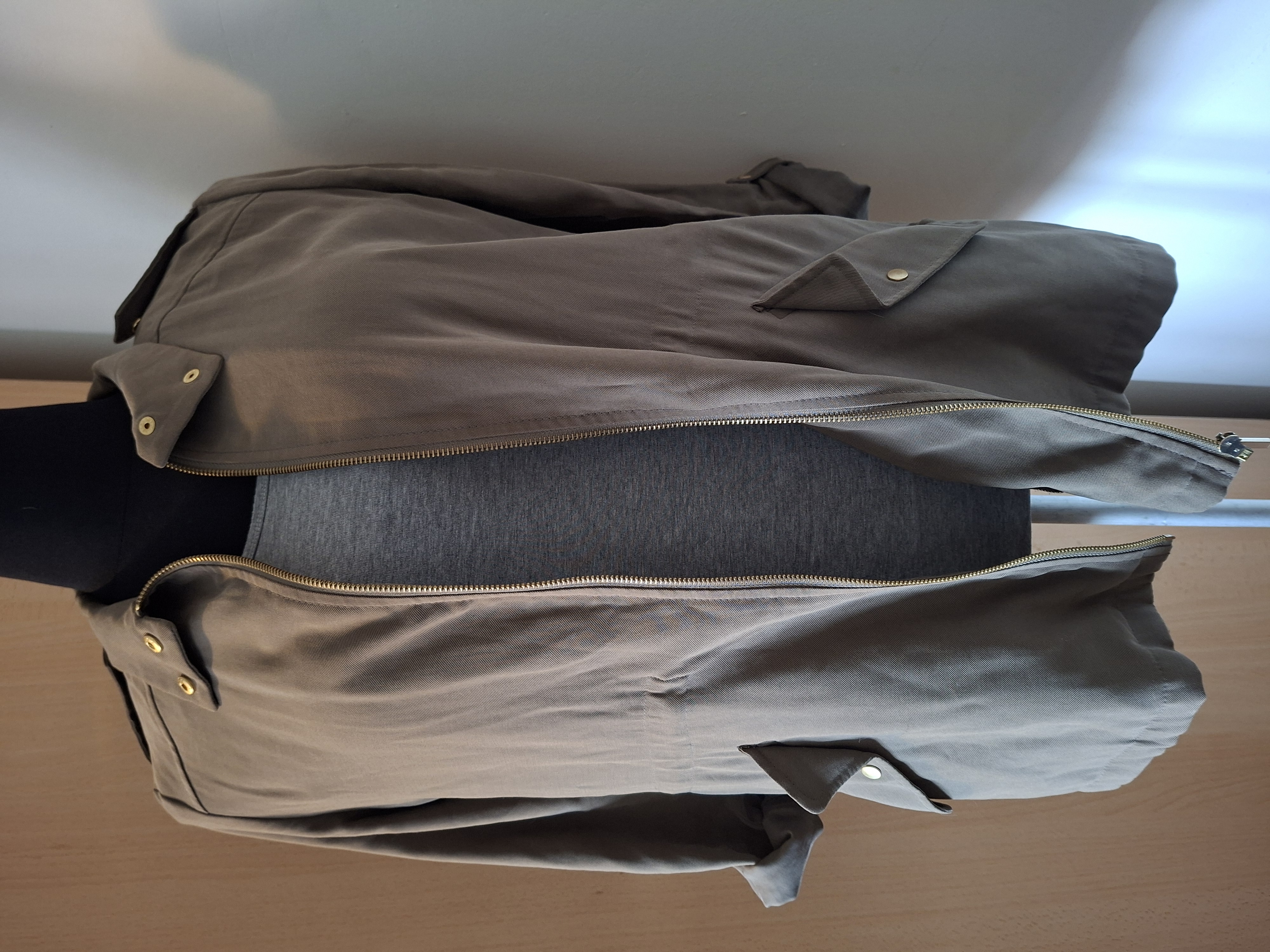 Zara Basic taupe zomerjas met epauletten - maat M (138.)
