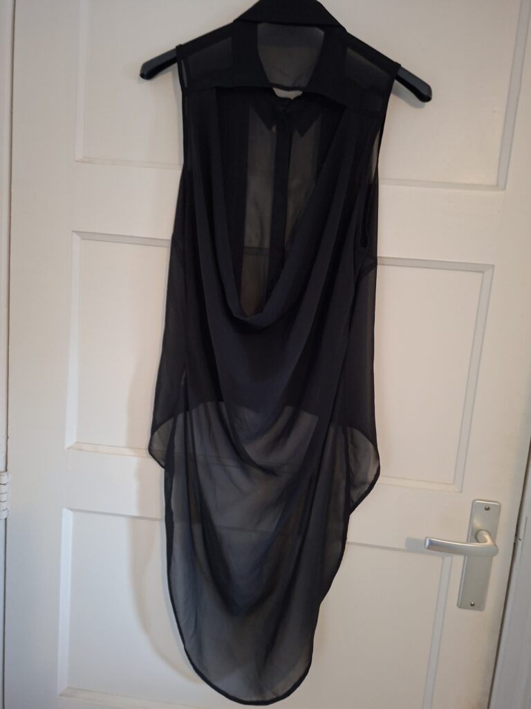 20260123_141557 Atmosphere zwarte tule blouse met open rug - maat M (130.)