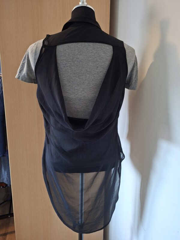 20260123_141806 Atmosphere zwarte tule blouse met open rug - maat M (130.)