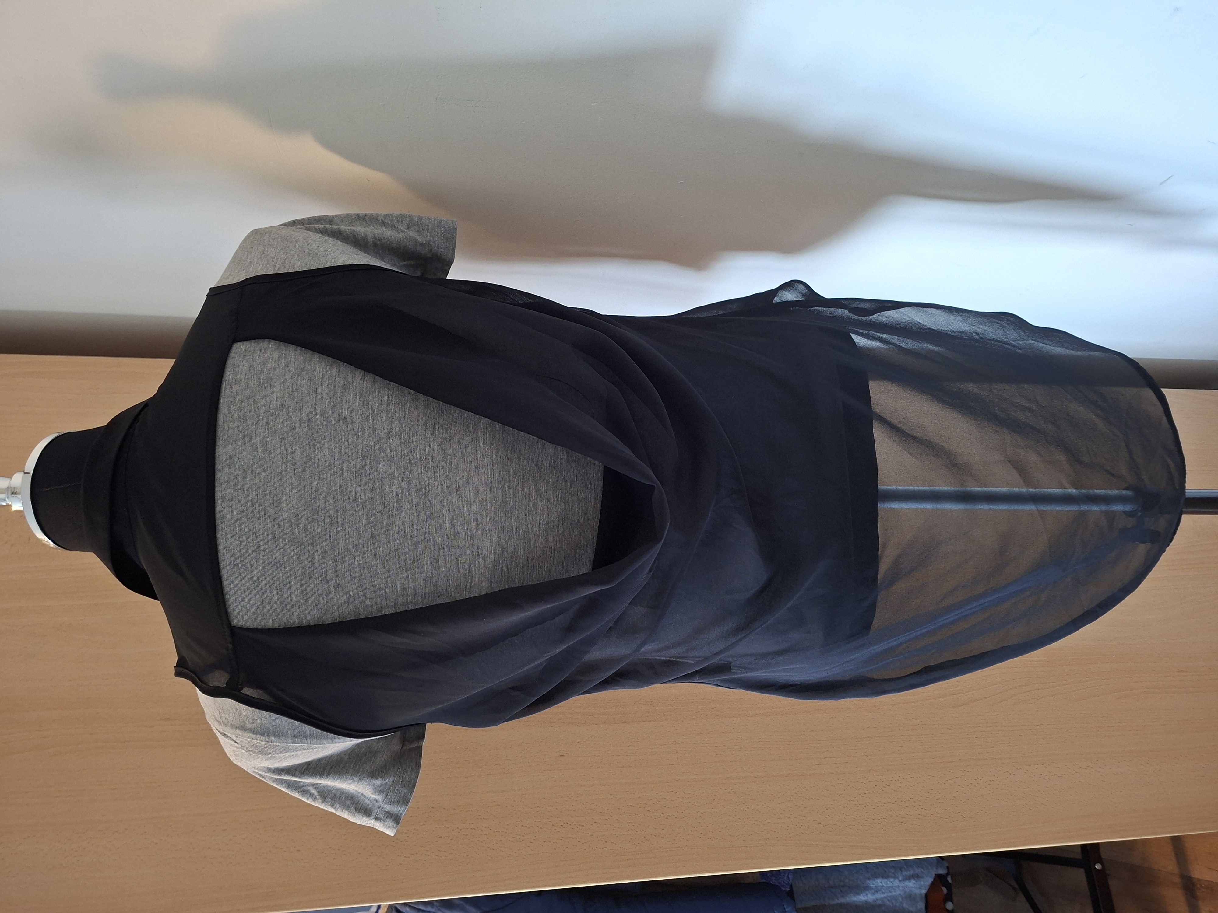 Atmosphere zwarte tule blouse met open rug - maat M (130.)