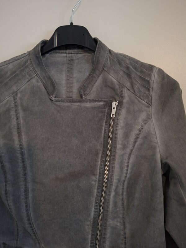 20260123_142059 Steps grijze bikerjack met asymmetrische rits - maat 36 (105.)