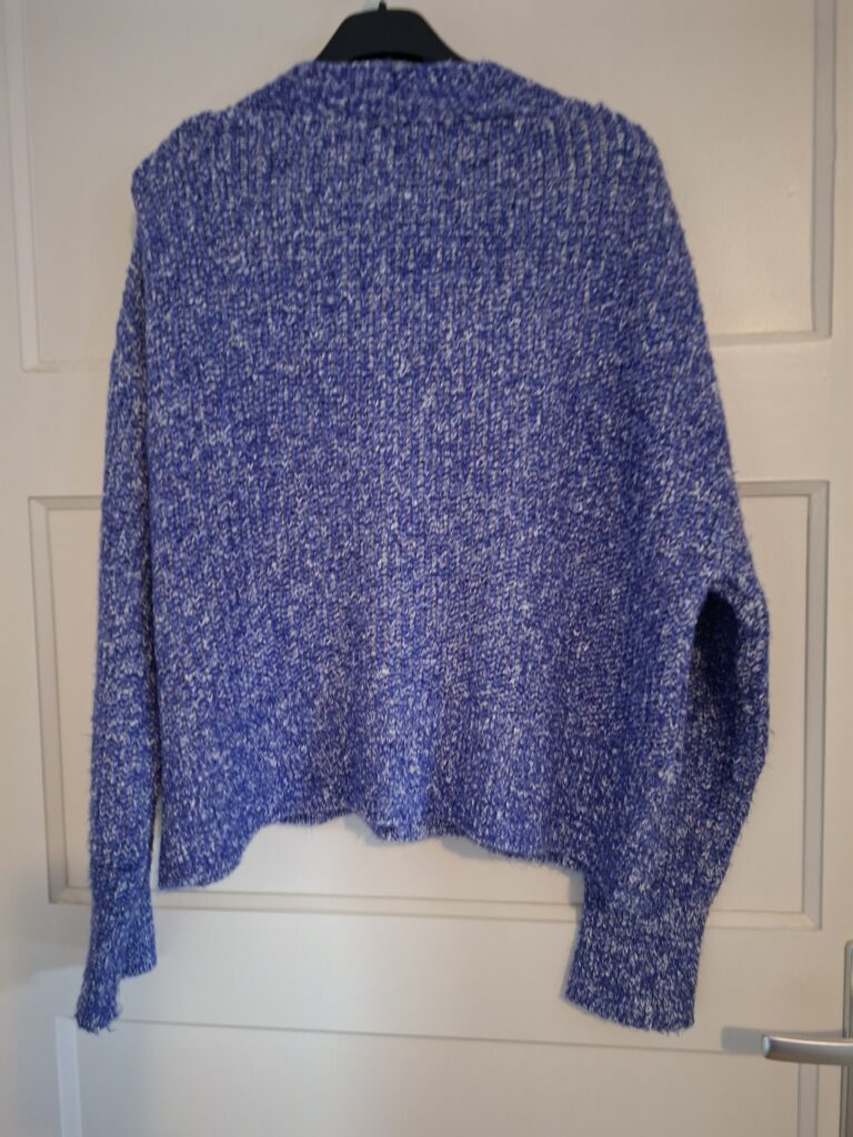 Blauw-wit gemeleerd vest met V-hals en houten knopen - maat M (137.)