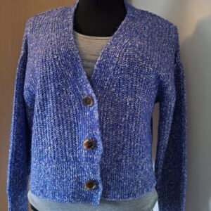 Blauw-wit gemeleerd vest met V-hals en houten knopen - maat M (137.)