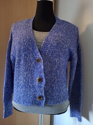 Blauw-wit gemeleerd vest met V-hals en houten knopen - maat M (137.)