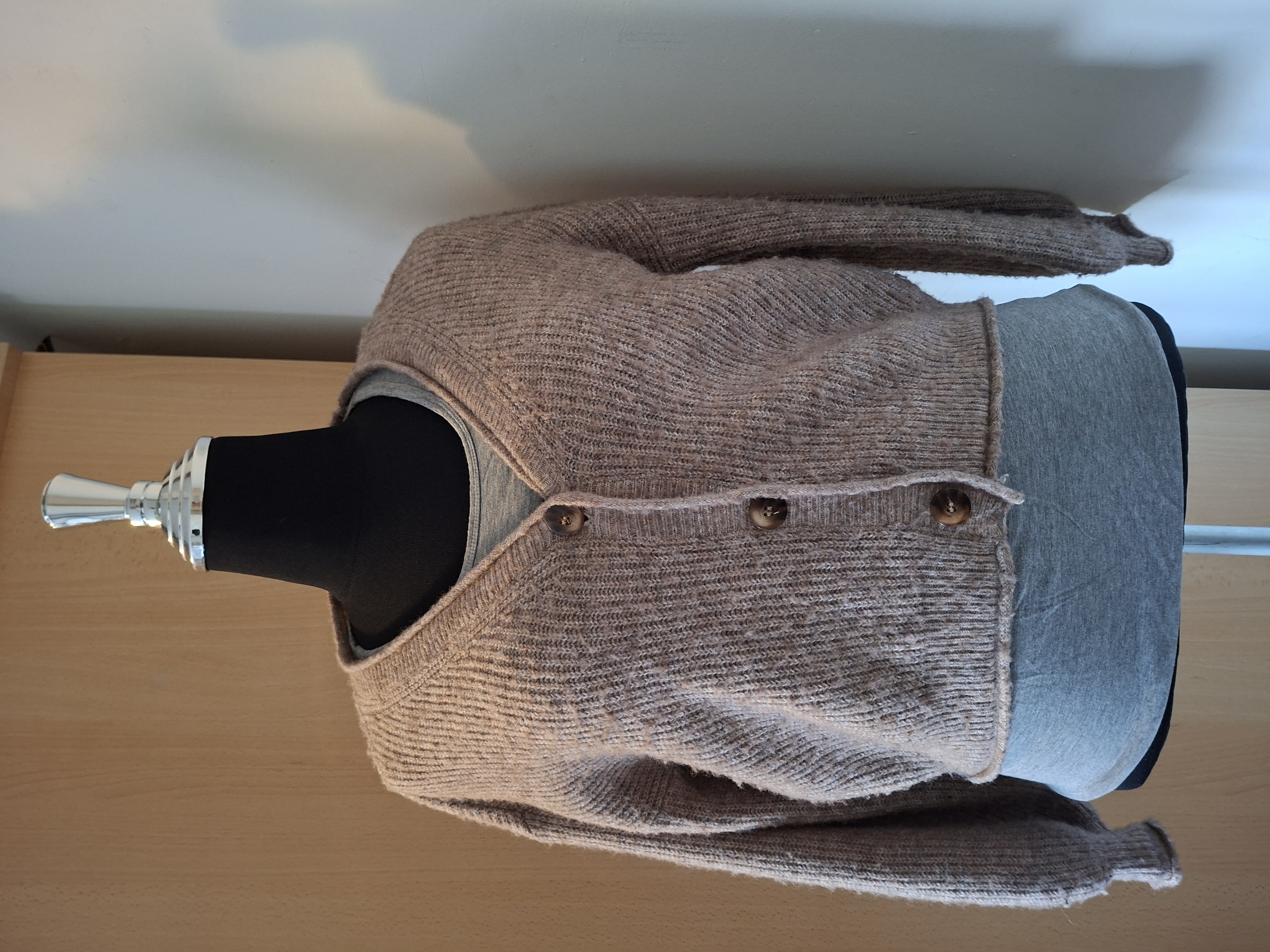 Vero Moda taupe gemeleerd vest met V-hals en houten knopen - maat S (142.)