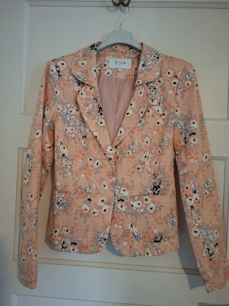 20260123_143802 Vila blazer met bloemenprint zalm/ivoor/zwart - maat S (111.)
