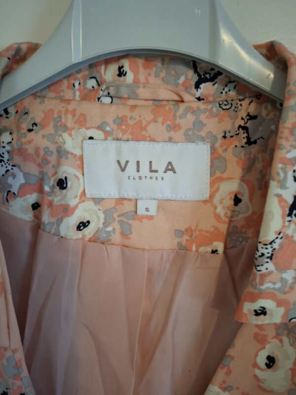 20260123_143806 Vila blazer met bloemenprint zalm/ivoor/zwart - maat S (111.)