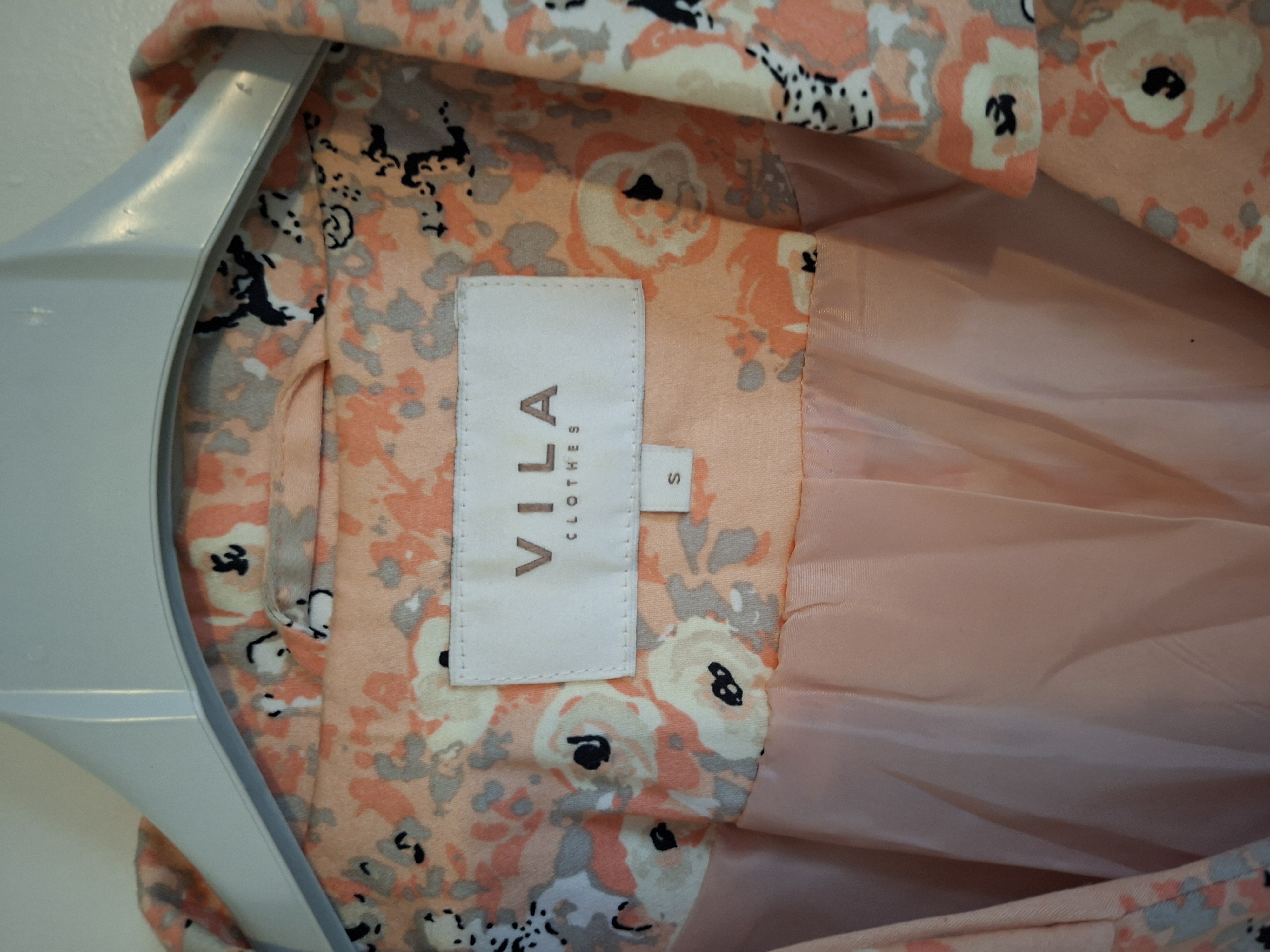 20260123_143806 Vila blazer met bloemenprint zalm/ivoor/zwart - maat S (111.)