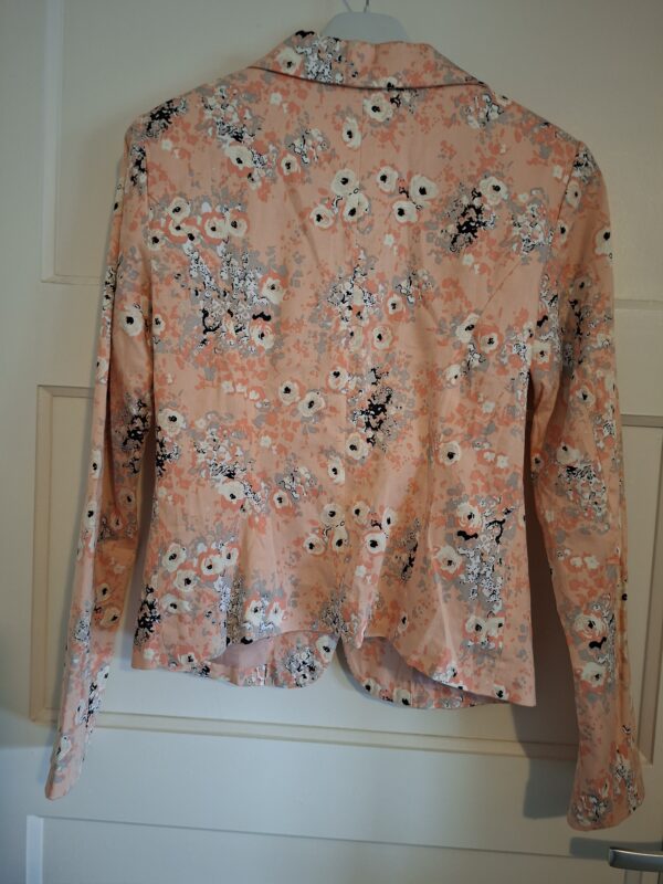 20260123_143821 Vila blazer met bloemenprint zalm/ivoor/zwart - maat S (111.)