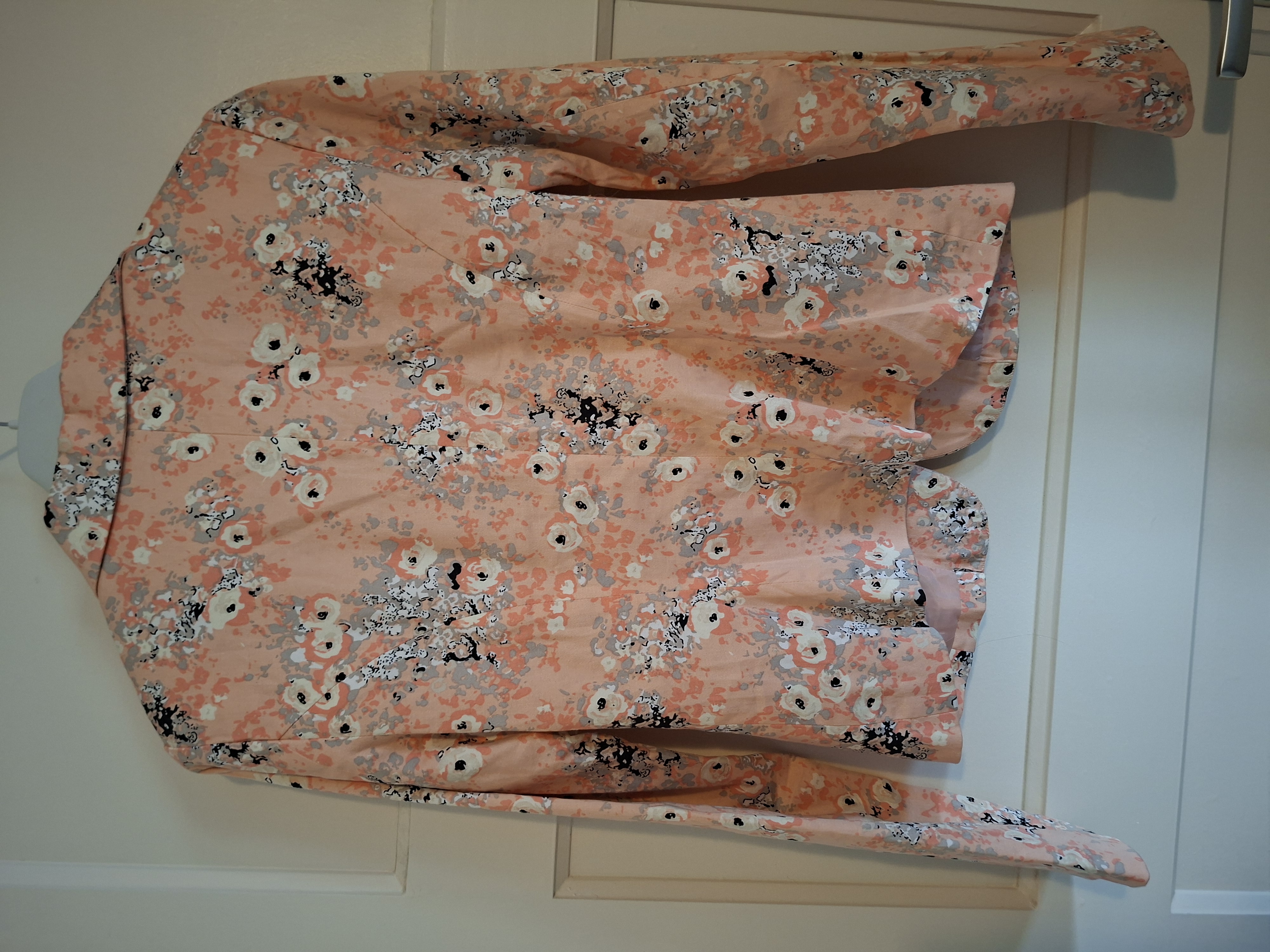 20260123_143821 Vila blazer met bloemenprint zalm/ivoor/zwart - maat S (111.)