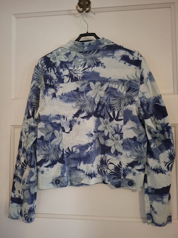 20260123_153714 Voglia denim jasje met tropische print blauw/groen - maat 38 (56.)