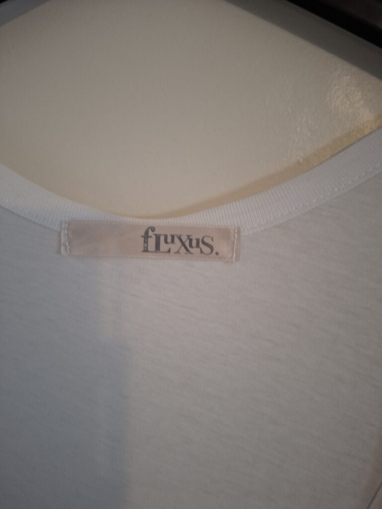 Fluxus wit mouwloos lang hesje met zakken - maat L (128.)