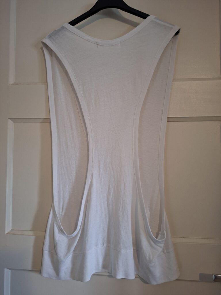 Fluxus wit mouwloos lang hesje met zakken - maat L (128.)