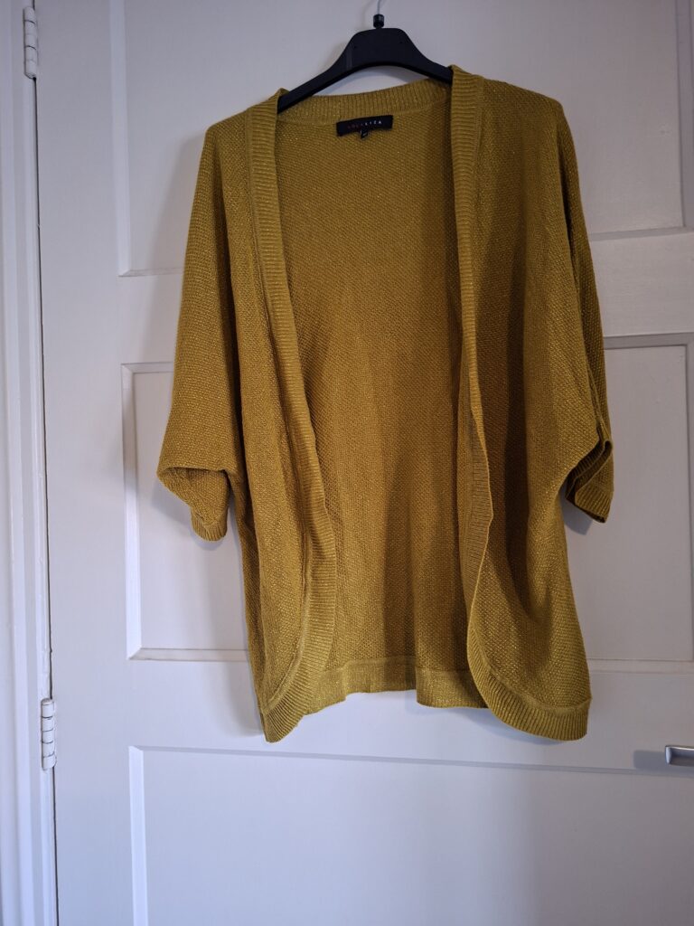 Lola Liza okergeel vest met goudaccent en korte mouwen - maat 40 (103.)