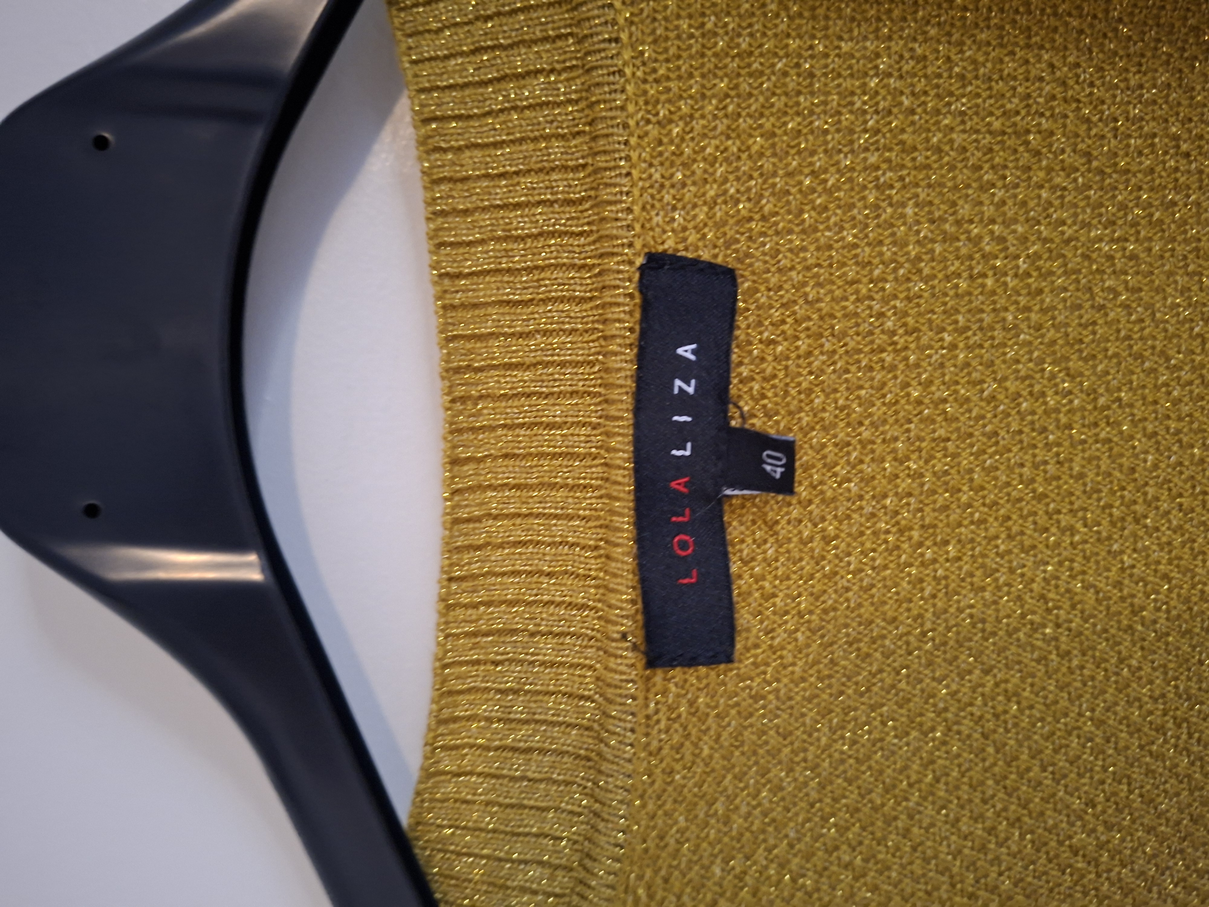 Lola Liza okergeel vest met goudaccent en korte mouwen - maat 40 (103.)