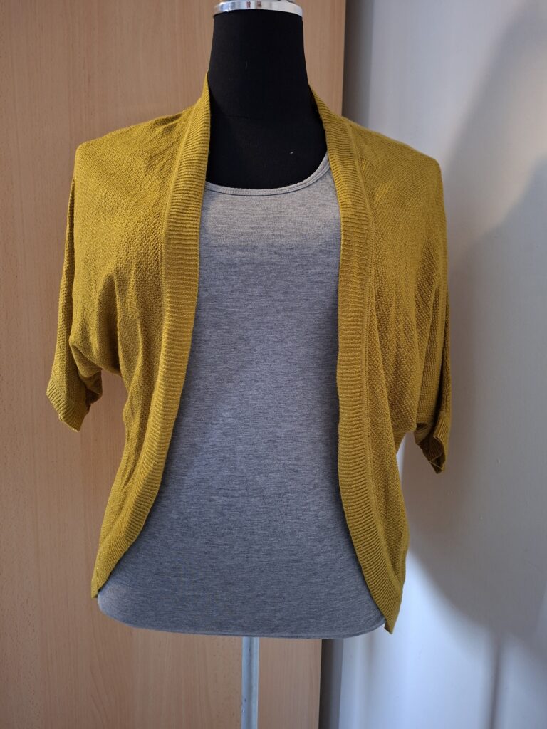 Lola Liza okergeel vest met goudaccent en korte mouwen - maat 40 (103.)