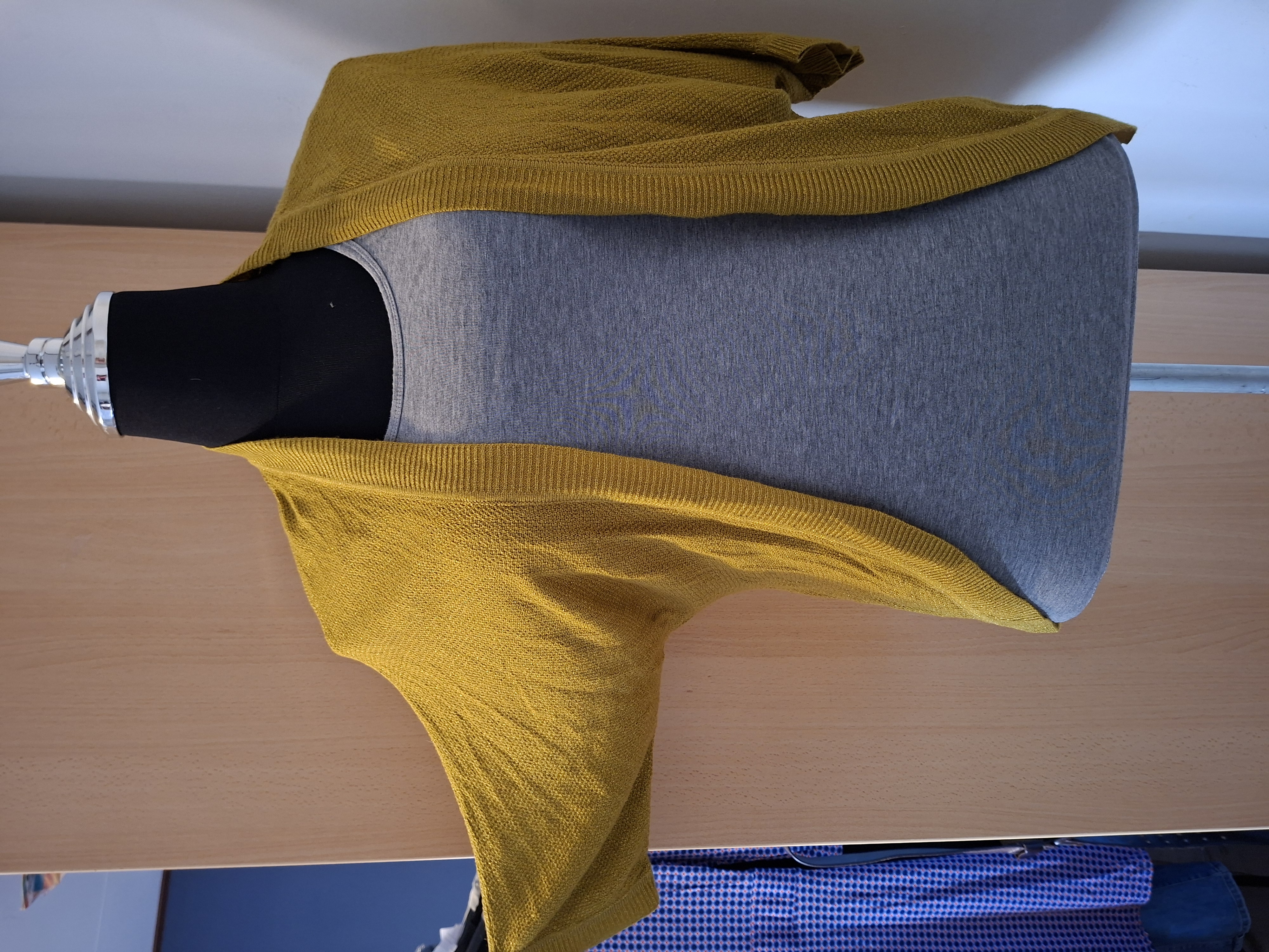 Lola Liza okergeel vest met goudaccent en korte mouwen - maat 40 (103.)