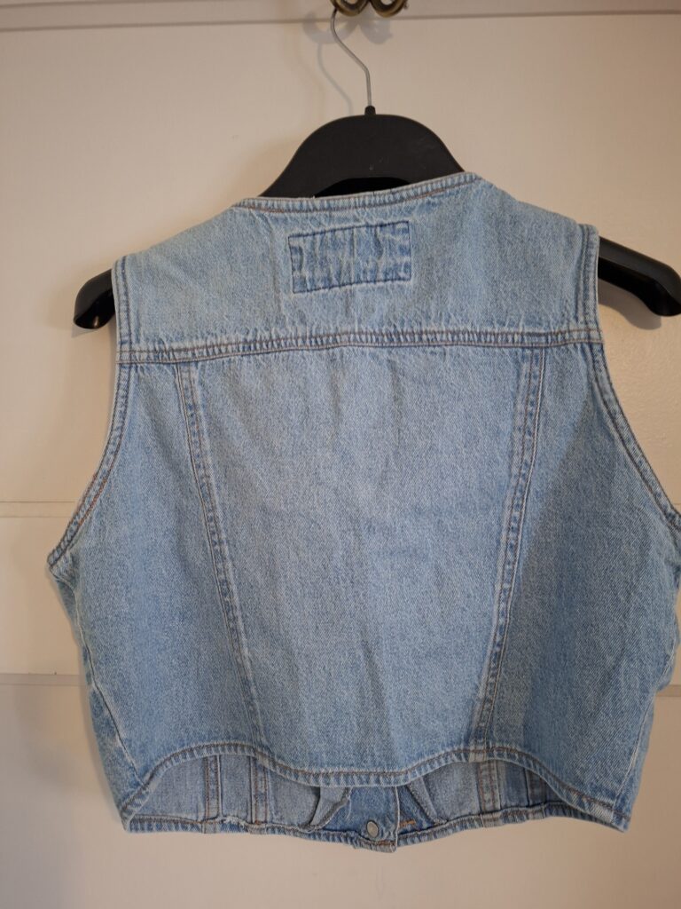 Lois kort mouwloos denim jasje cropped - maat S (58.)