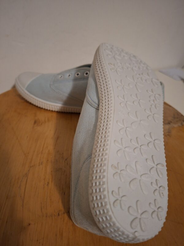 20260123_181942 Lichtblauwe canvas slip-on sneakers maat 40