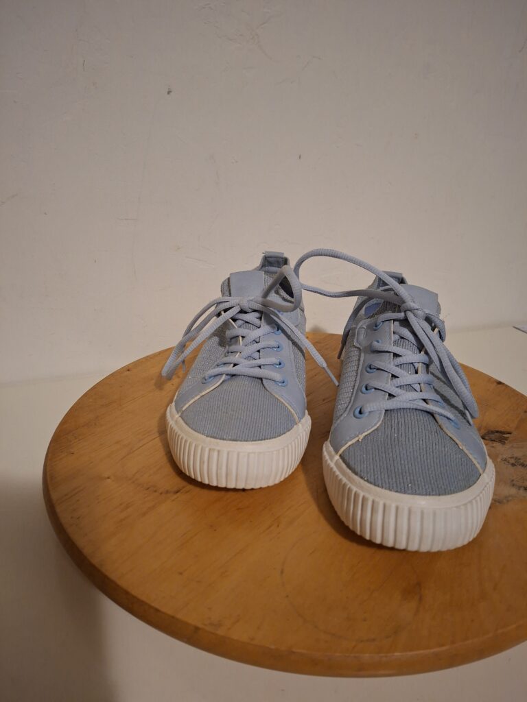 Grijsblauwe sneakers met glitters maat 39