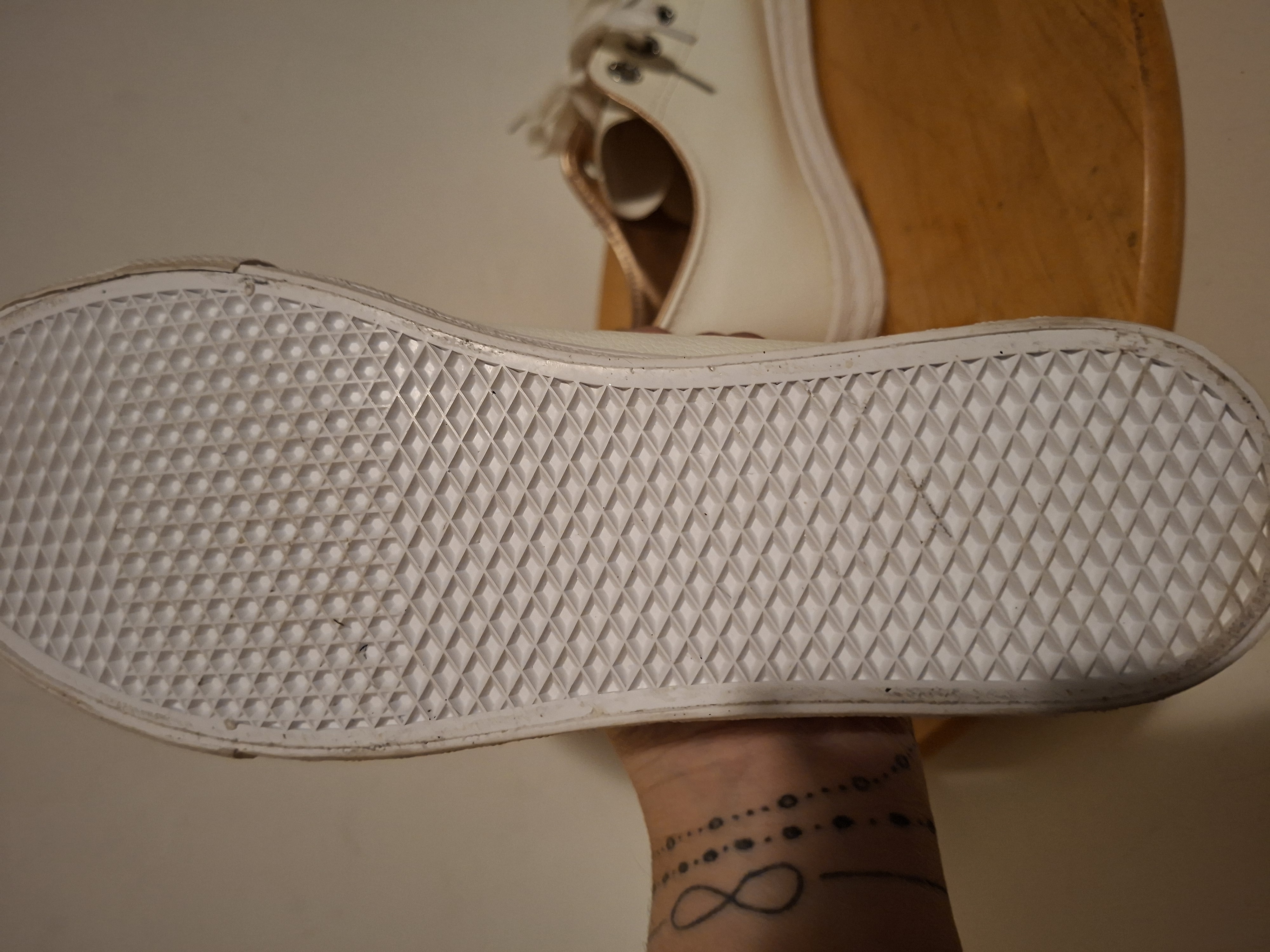 Witte sneakers met goudbruine details maat 39