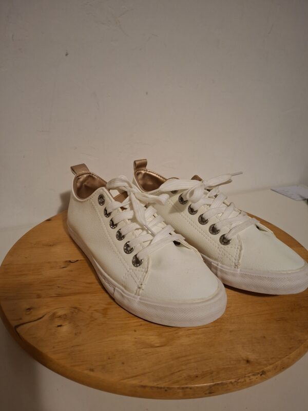 20260123_182547 Witte sneakers met goudbruine details maat 39