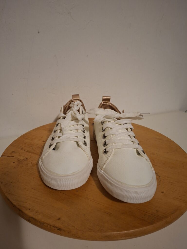 Witte sneakers met goudbruine details maat 39