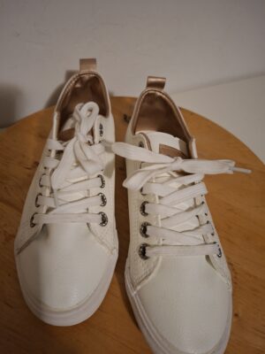 20260123_182605 Witte sneakers met goudbruine details maat 39