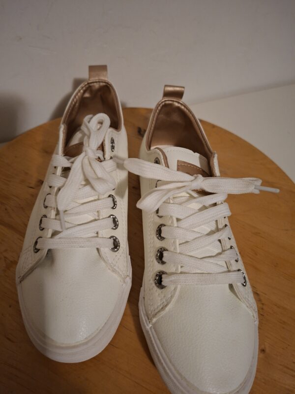 20260123_182605 Witte sneakers met goudbruine details maat 39
