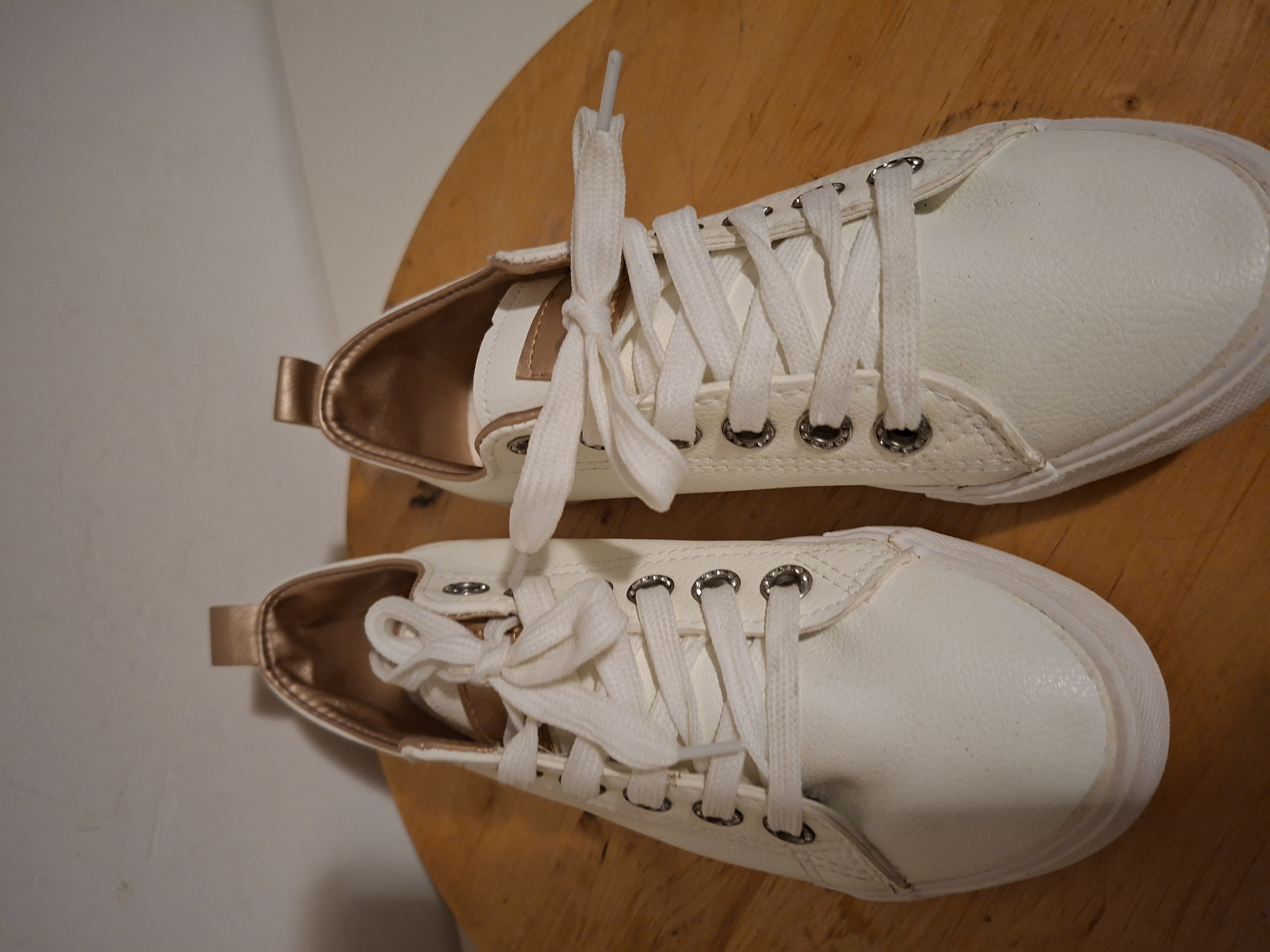 Witte sneakers met goudbruine details maat 39