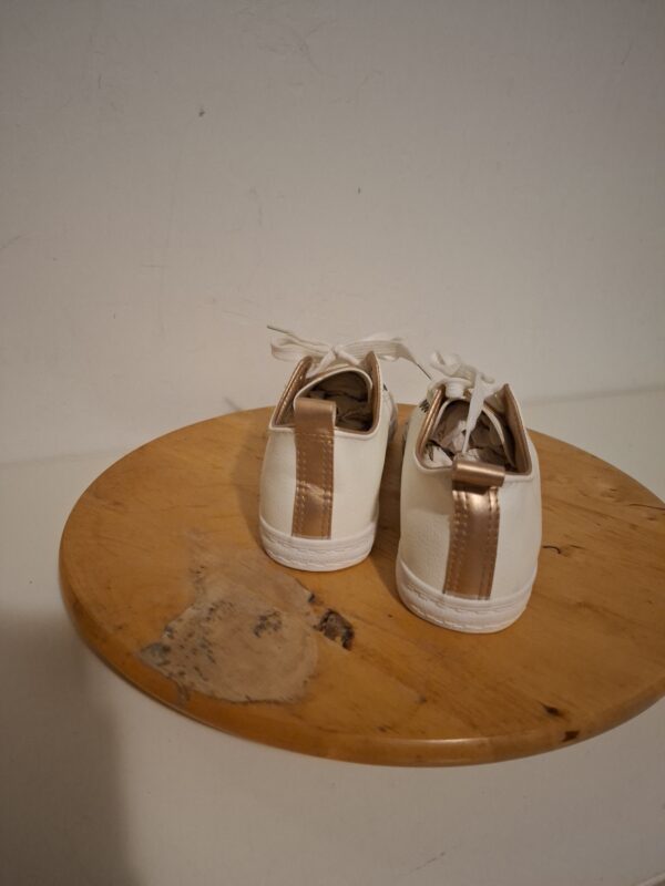 20260123_182618_001 Witte sneakers met goudbruine details maat 39