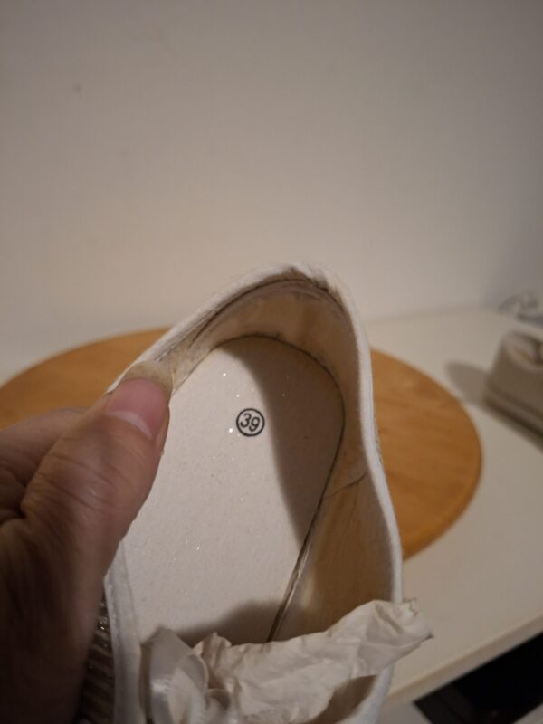 20260123_182715 Witte sneakers met goudbruine details maat 39