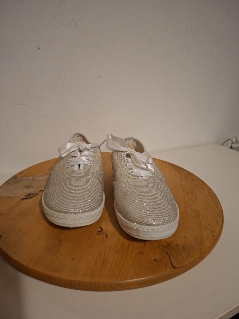 Beige glitter sneakers met satijnen veters maat 39