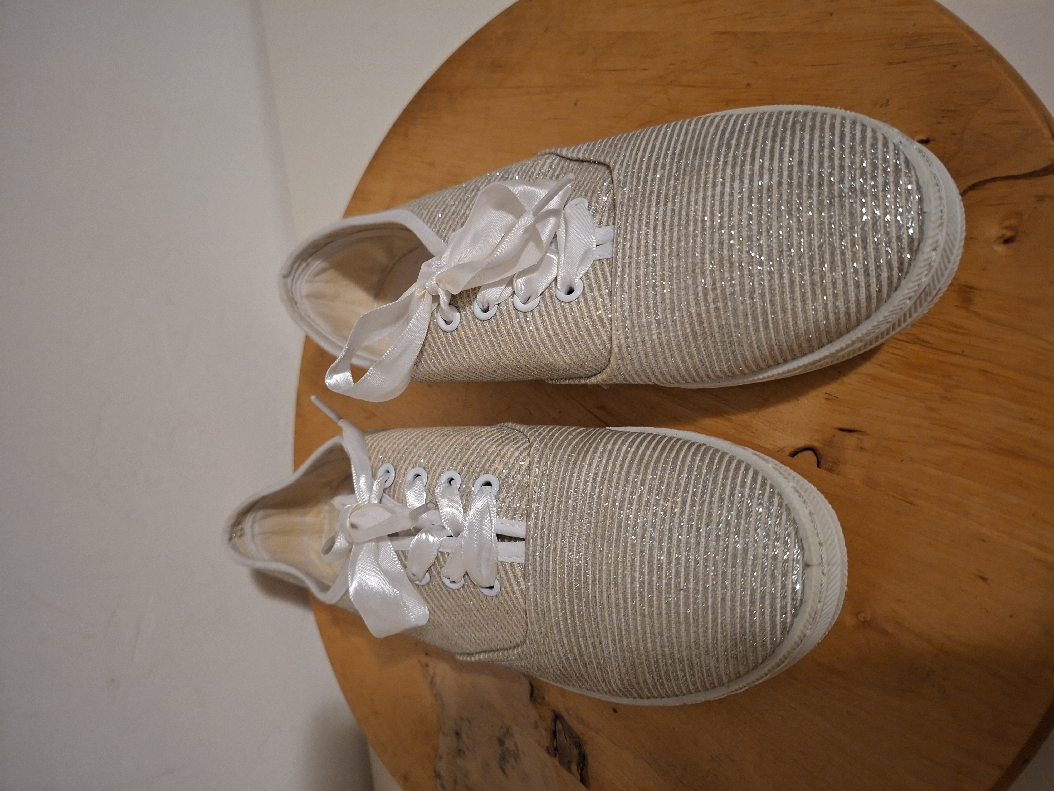 Beige glitter sneakers met satijnen veters maat 39