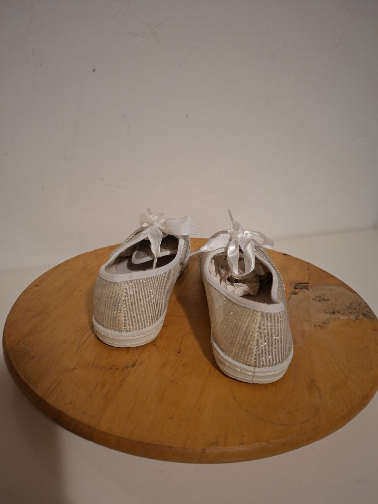 Beige glitter sneakers met satijnen veters maat 39