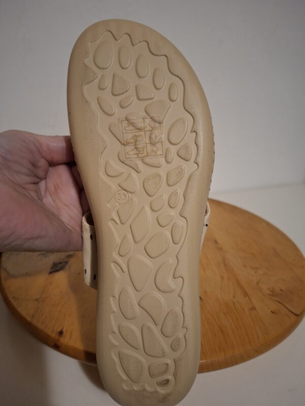 20260123_182830 Beige slippers met bloemetjes maat 39