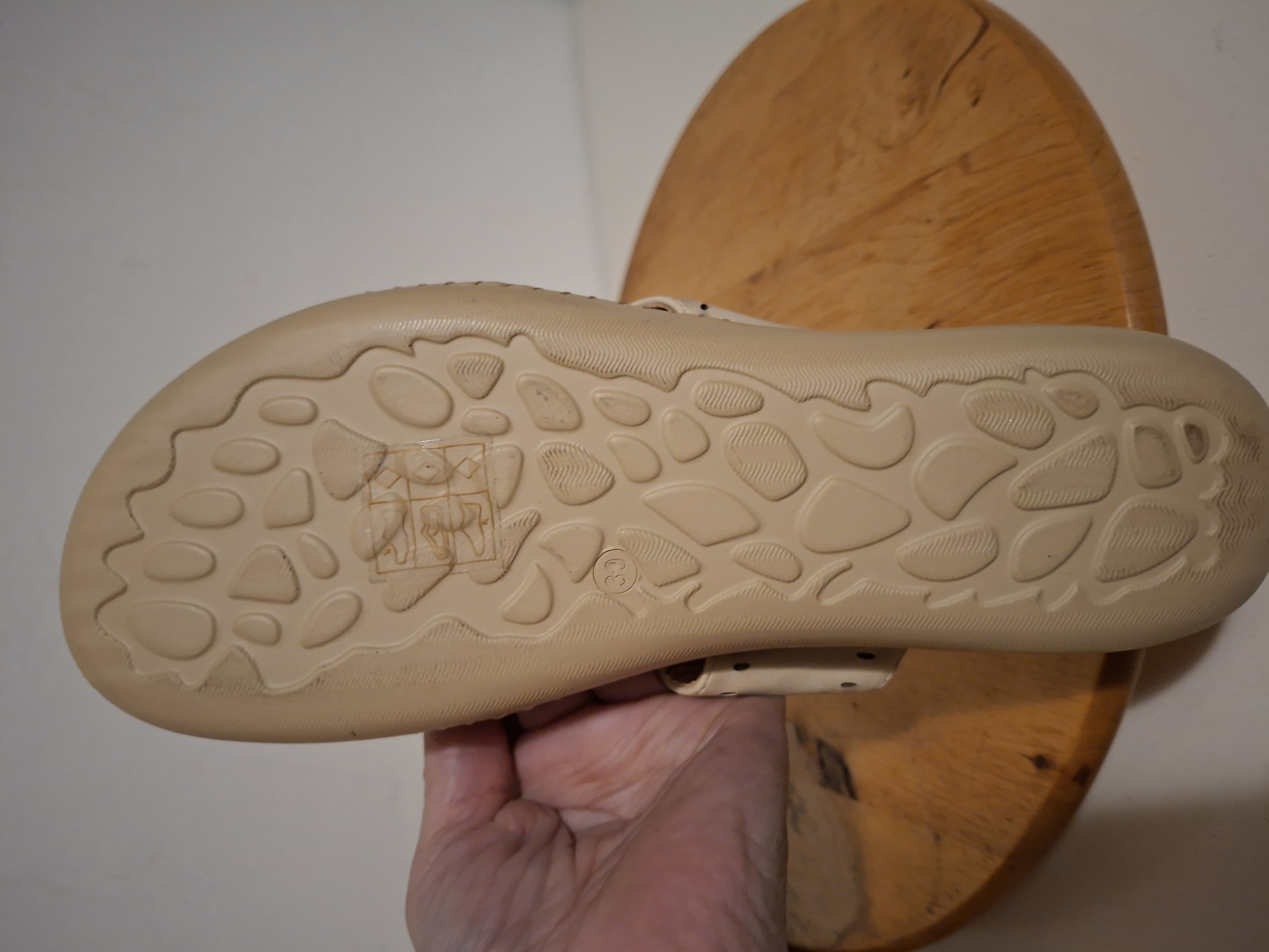 20260123_182830 Beige slippers met bloemetjes maat 39