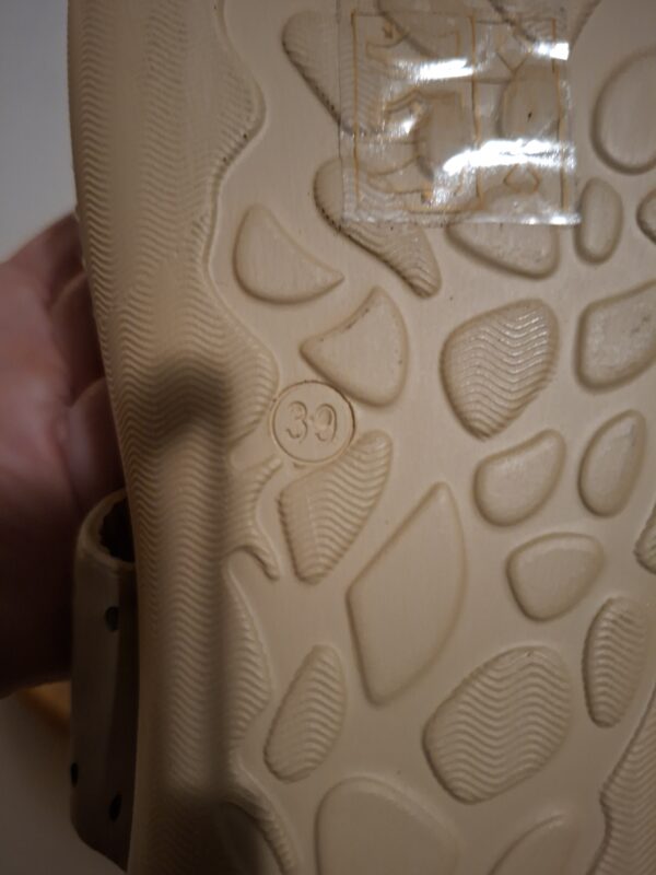 20260123_182836 Beige slippers met bloemetjes maat 39