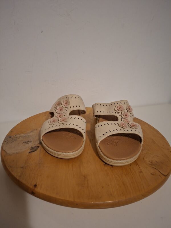 20260123_182844 Beige slippers met bloemetjes maat 39
