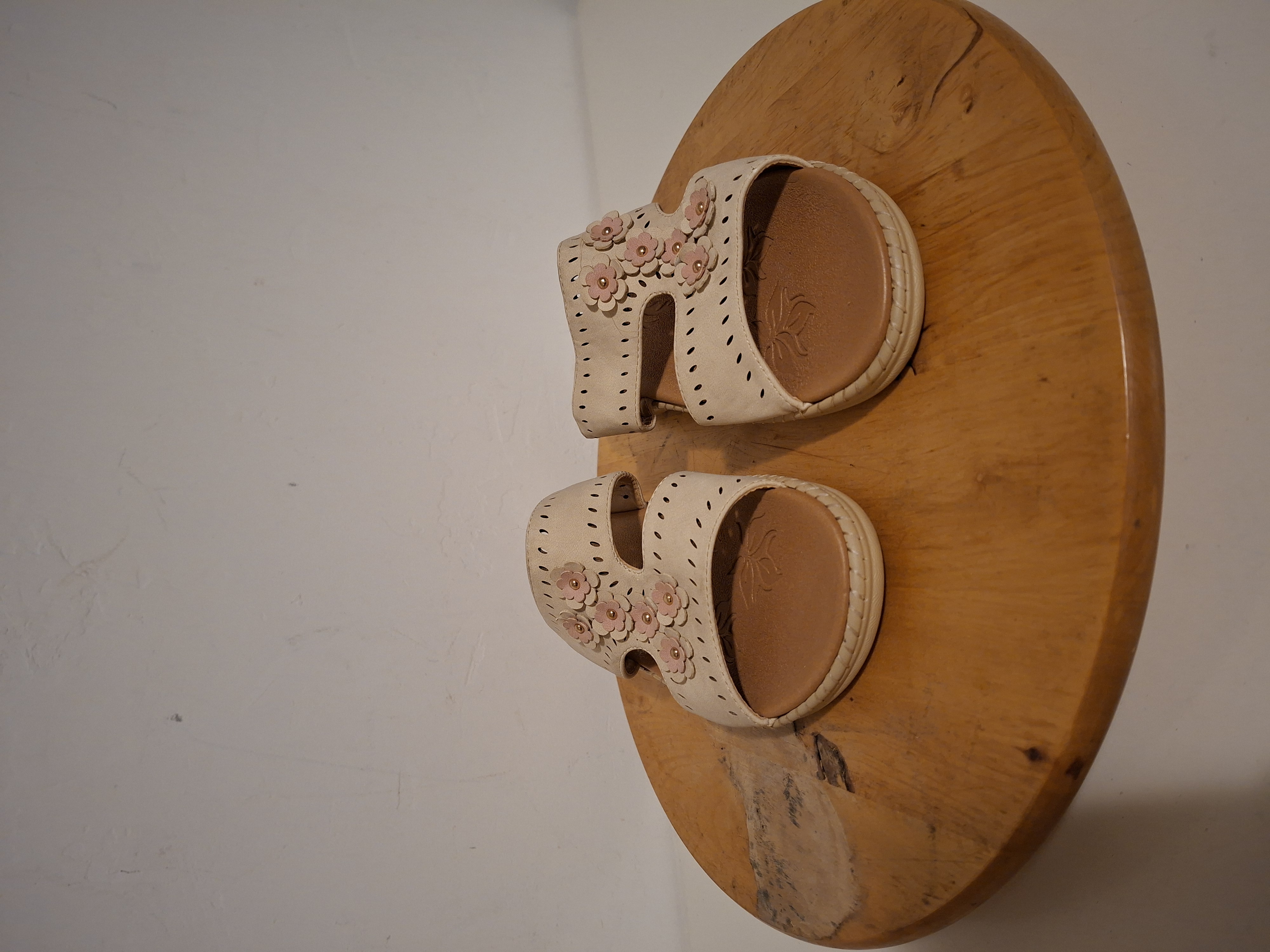 20260123_182844 Beige slippers met bloemetjes maat 39