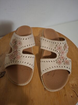 20260123_182849 Beige slippers met bloemetjes maat 39