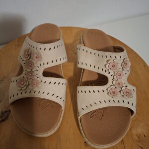 20260123_182849 Beige slippers met bloemetjes maat 39