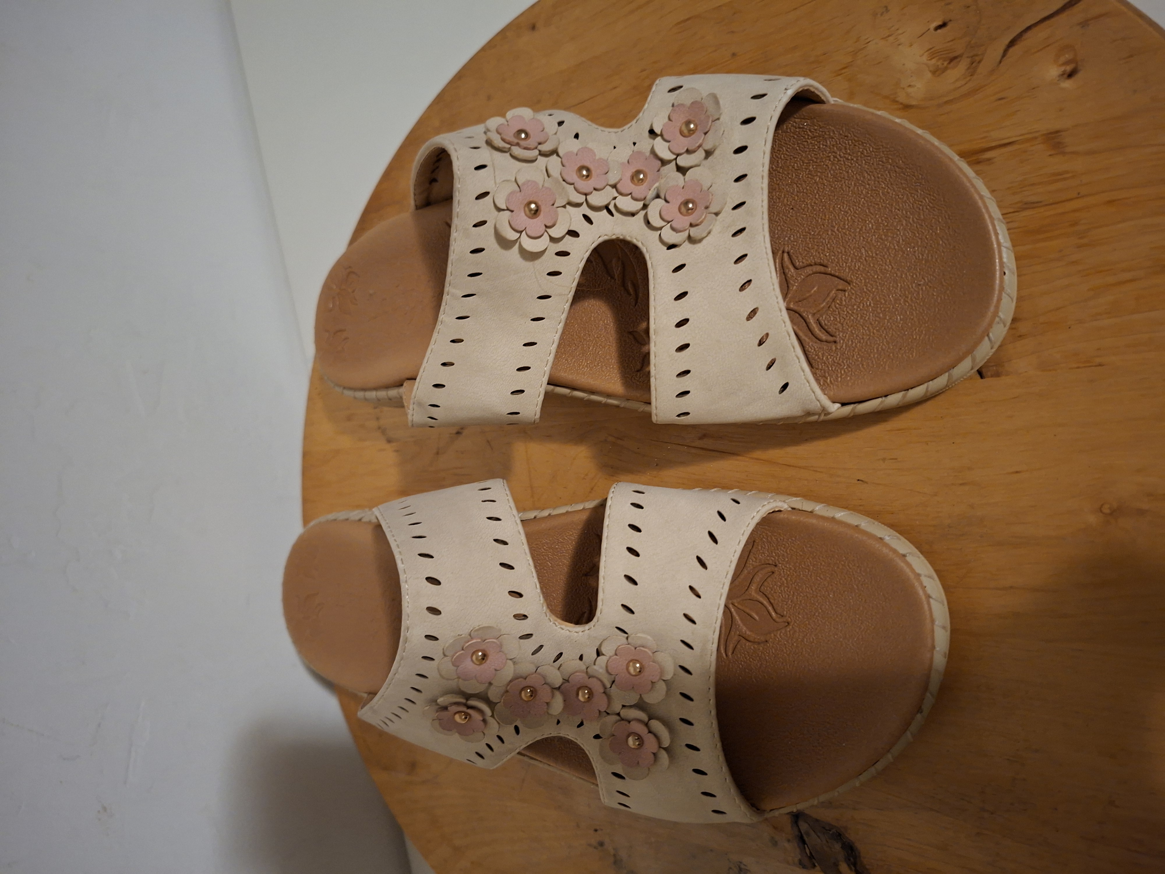Beige slippers met bloemetjes maat 39