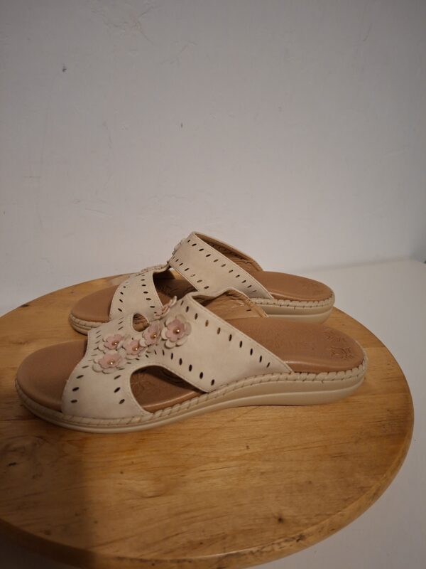 20260123_182854 Beige slippers met bloemetjes maat 39
